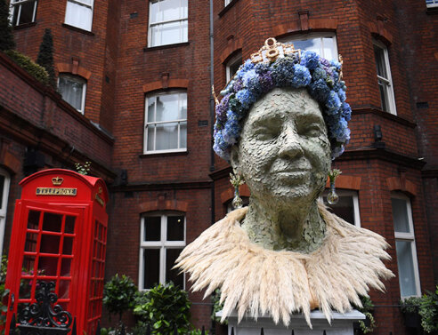 Σύνθεση από λουλούδια απεικονίζει τη βασίλισσα Ελισάβετ στην περιοχή Τσέλσι του Λονδίνου