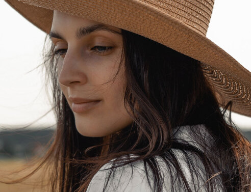 Γυναίκα με ψάθινο καπέλο