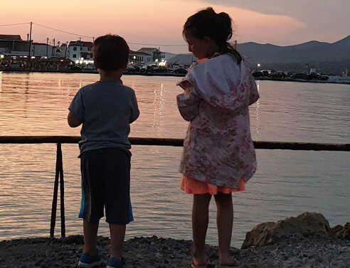 Παιδάκια με φόντο το ηλιοβασίλεμα