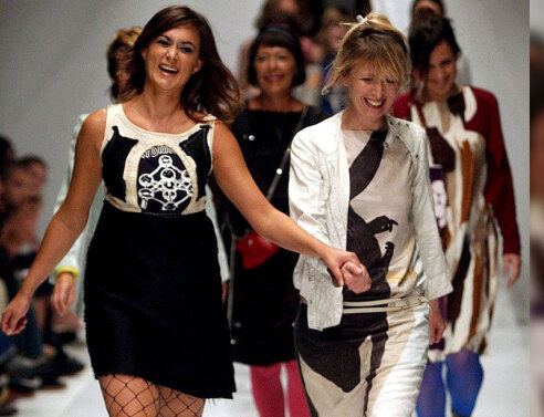 Η σχεδιάστρια Marina Yee με μοντέλα του σόου της το 2015