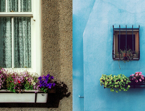 Παράθυρα με ζαρντινιέρες με λουλούδια