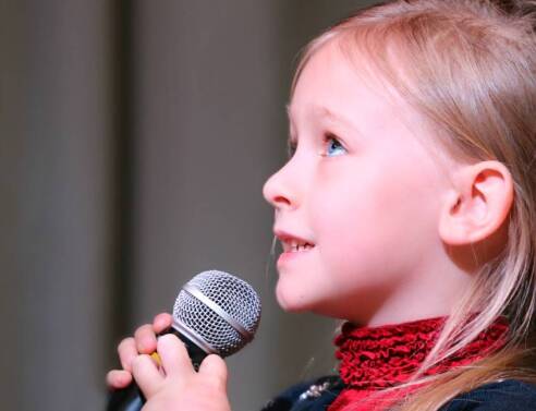 Μικρό κορίτσι που μιλάει στο μικρόφωνο