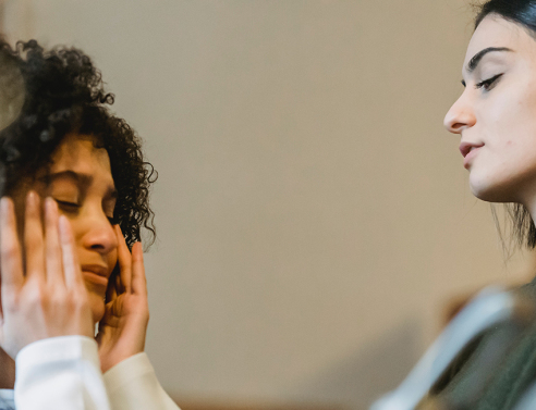 Κοπέλα που παρηγορεί τη φίλη της που κλαίει