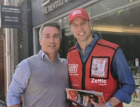 Ο πρίγκιπας Ουίλιαμ έγινε πωλητής γνωστού περιοδικού δρόμου στο Λονδίνο