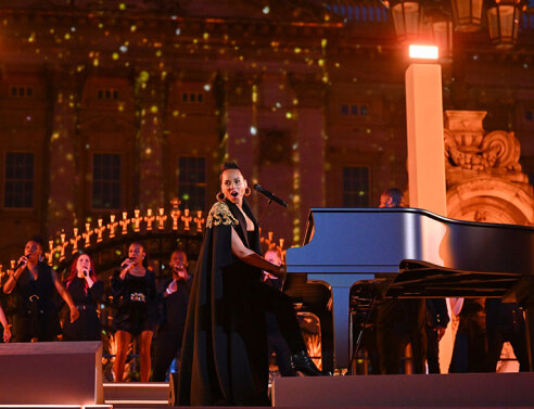 Η Αλίσια Κις ερμηνεύει στο πιάνο τραγούδια της στη συναυλία για τη βασίλισσα Ελισάβετ στο Λονδίνο