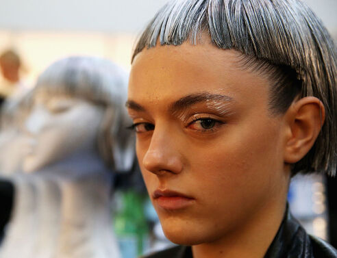 Weird Girl Aesthetic: Η «αισθητική του παράξενου κοριτσιού» έχει κατακλύσει το TikTok. 