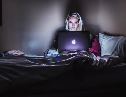 Κορίτσι σε υπολογιστή