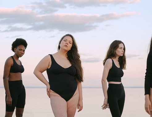 Γυναίκες με μαγιό μπροστά σττη θάλασσα