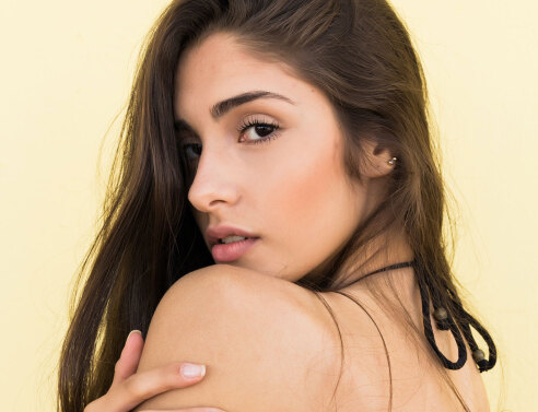 μελαχρινή γυναίκα πορτραίτο