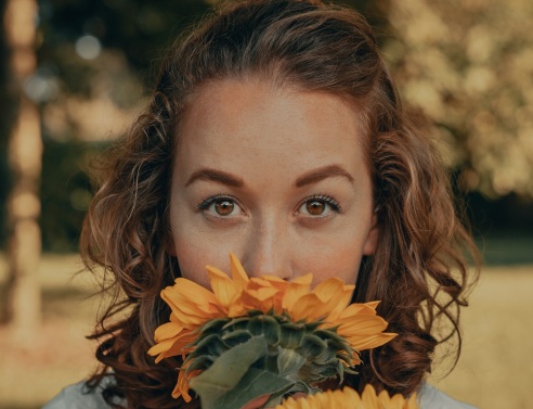 Γυναίκα μυρίζει ηλίανθο