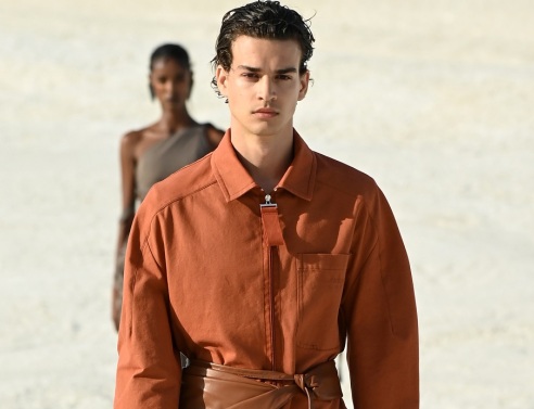 Το μοντέλο Ανδρέας Αθανασόπουλος σε επίδειξη μόδας του Jacquemus