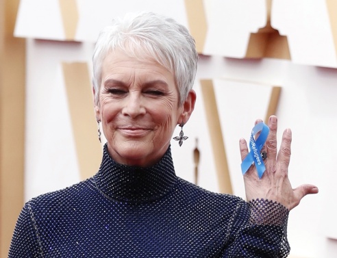 Oscars 2022: Η Jamie Lee Curtis κρατά την κορδέλα «με τους πρόσφυγες» για την Ουκρανία