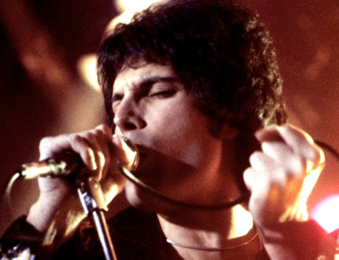 freddie_mercury_performing_in_new_haven_ct_november_1977_cropped.jpg