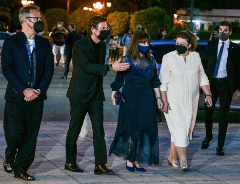 Η Πρόεδρος της Δημοκρατίας, Κατερίνα Σακελλαροπούλου, στην επίδειξη μόδας του Dior στο Καλλιμάρμαρο