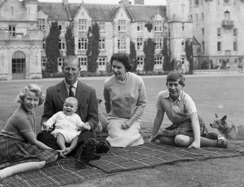 Βασίλισσα Ελισάβετ και πρίγκιπας Φίλιππος, με τα παιδιά τους: πρίγκιπα Άντριου, πριγκίπισσα Άννα και πρίγκιπα Κάρολο