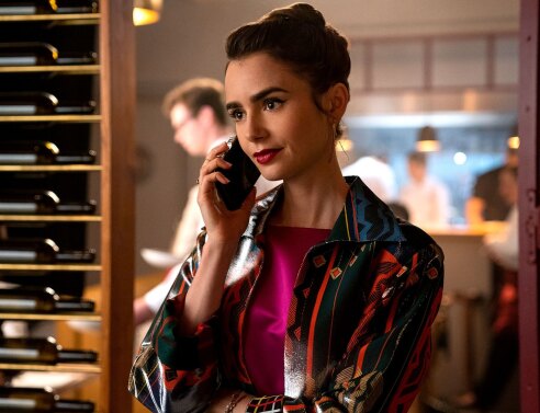 Η ηθοποιός Lily Collins ως Emily Cooper στη σειρά Emily in Paris