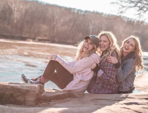 Τρεις φίλες δίπλα σε ποτάμι