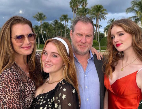 Η Μπρουκ Σιλντς με την οικογένειά της