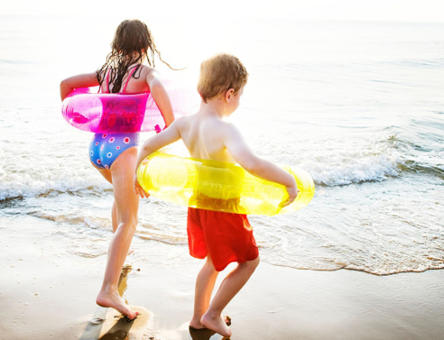 Παιδιά στην παραλία.