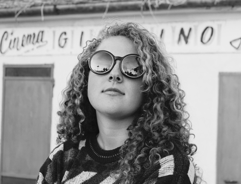 Ένα κορίτσι.