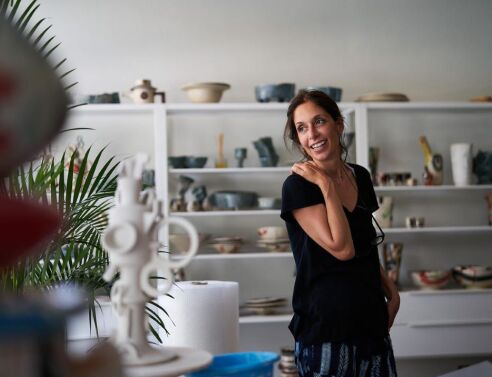 Γυναίκα στο εργαστήριο της