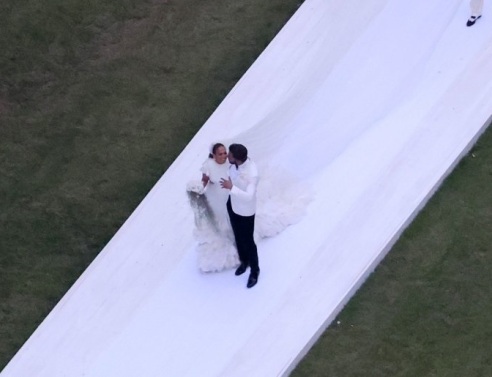 Η Τζένιφερ Λόπεζ και ο Μπεν Άφλεκ παντρεύτηκαν για δεύτερη φορά σε μια μεγαλειώδη τελετή 