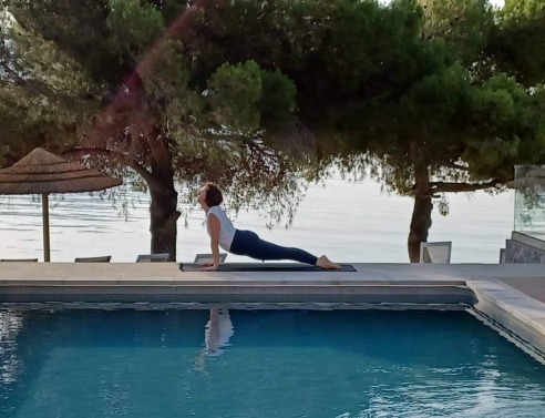 Η Ελλιάνα Σίνου μας μιλά για τα πολύτιμα μαθήματα της γιόγκα, γιατί ασχολήθηκε με τη Iyengar και για τα retreats που διοργανώνει στο νησάκι Τριζόνια. 