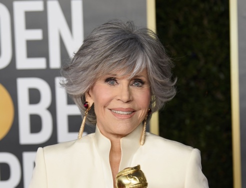 Η Jane Fonda κρατά το χρυσό αγαλματάκι των Όσκαρς