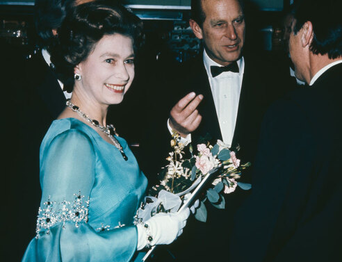 Η Βασίλισσα Ελισάβετ και ο πρίγκιπας Φίλιππος στην πρεμιέρα του βρετανικού φιλμ «Φόνος στο Οριάν Εξπρές» στο Shaftesbury Avenue, Λονδίνο, 1974