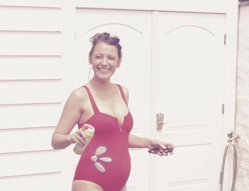Η Blake Lively με μαγιό στην τέταρτη εγκυμοσύνη της
