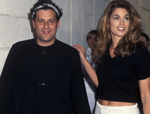 Ο σχεδιαστής μόδας Isaac Mizrahi και το μοντέλο Cindy Crawford στο Mann Festival Theatre στο Westwood, Καλιφόρνια, 1995 © Getty Images/ Ron Galella, Ltd./Ron Galella Collection