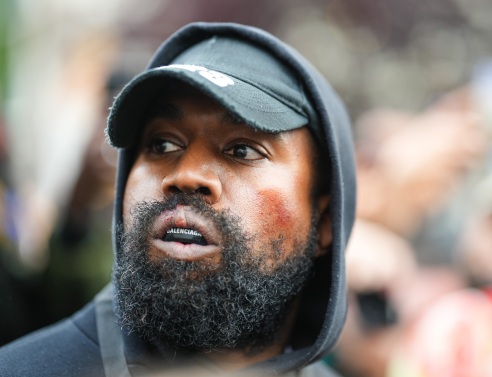 Την πρώτη του εμφάνιση ως μοντέλο έκανε ο ράπερ Κάνιε Γουέστ, για τις ανάγκες της επίδειξης του διάσημου οίκου Balenciaga στην Εβδομάδα Μόδας στο Παρίσι.