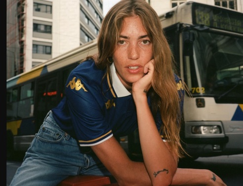 Η Alice Sofia με την φανέλα της Athens Kallithea FC.