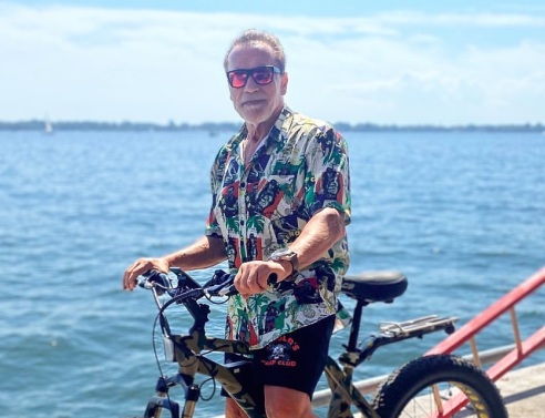 Ο Άρνολντ Σβαρτσενέγκερ αποκάλυψε ότι χρεώνει 150.000 δολάρια την προπόνηση στο γυμναστήριό του, με στόχο να συγκεντρώσει δωρεές για φιλανθρωπική οργάνωση. 