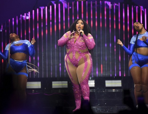 Η ποπ σταρ Lizzo απάντησε στα σχόλια του Κάνιε Γουέστ για το σώμα της - «Κοιτάω τη χοντρή, μαύρη, όμορφη δουλειά μου», δήλωσε από σκηνής. 