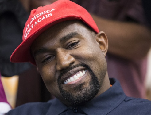 Ρατσιστικές θεωρίες συνωμοσίας εμφανίζεται να διατυπώνει ο ράπερ Κάνιε Γουέστ, σε αποσπάσματα συνέντευξής του στον Τάκερ Κάρλσον του Fox News.