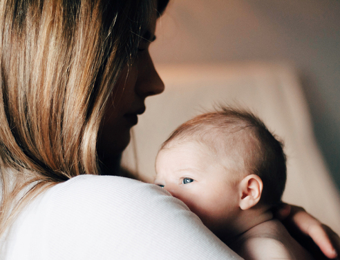 Μαμά που κρατάει αγκαλιά το μωρό της