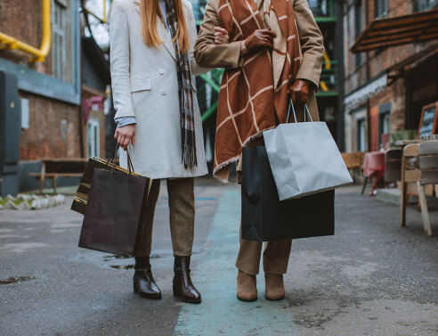 Κοπέλες κρατούν σακούλες αγορών
