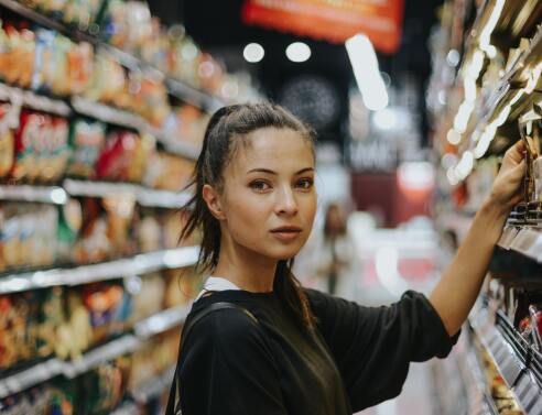 Κοπέλα ψωνίζει στο σουπερμαρκετ