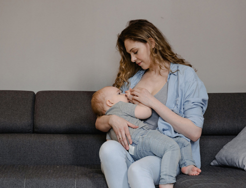 Μαμά που θηλάζει το μωρό της