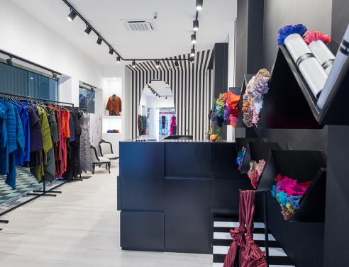 Δάφνη Βαλέντε: Επισκεφτήκαμε το πρώτο κατάστημα που άνοιξε η κορυφαία σχεδιάστρια στο κέντρο της πόλης 