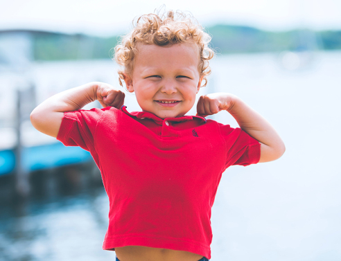 Μικρό αγοράκι δίπλα στη θάλασσα