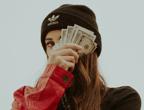Κοπέλα με χρήματα στα χέρια