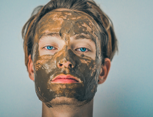 Άντρας που κάνει μάσκα ομορφιάς