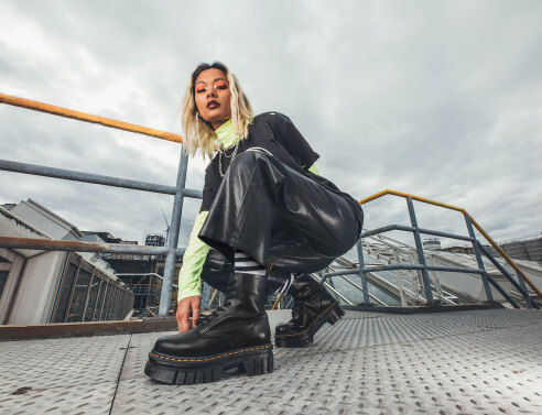 Κοπέλα με μποτάκια DrMartens Quad Neoteric