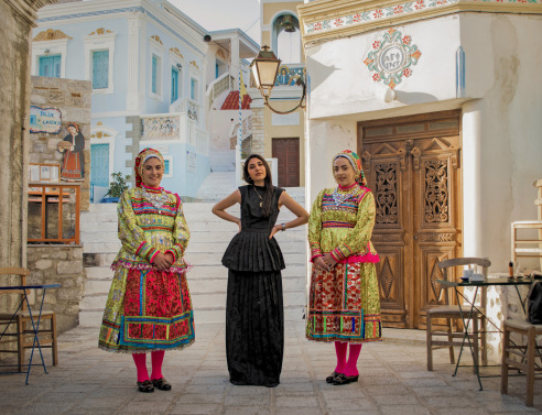 Έμπνευση από τα νησιά: Η Ελένη Κουμπή σχεδιάζει ενδύματα και μεταξωτά μαντίλια με οδηγό την παράδοση