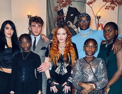 Η Μαντόνα με τα έξι της παιδιά