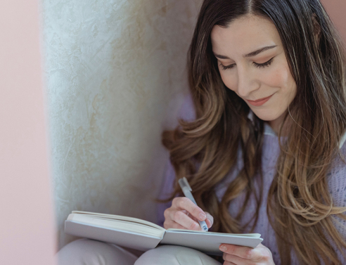 Γυναίκα που γράφει σε ημερολόγιο