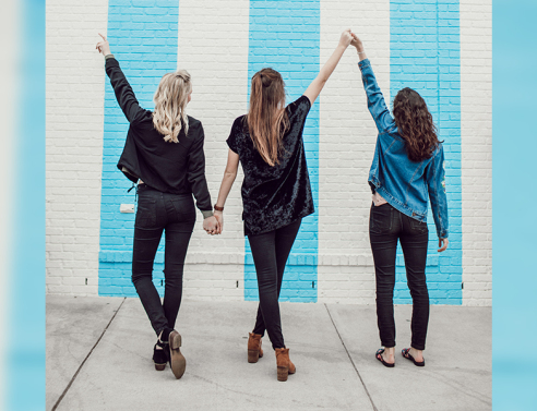 Τρία κορίτσια με ίδιο ντπυσιμο που κοτάνε προς τον τοίχο