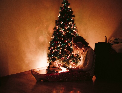 Το άγχος που δημιουργούν οι γιορτές των Χριστουγέννων στους γονείς, η πίεση που αισθάνοντια οι μητέρες και οι τρόποι αντιμετώπισης.